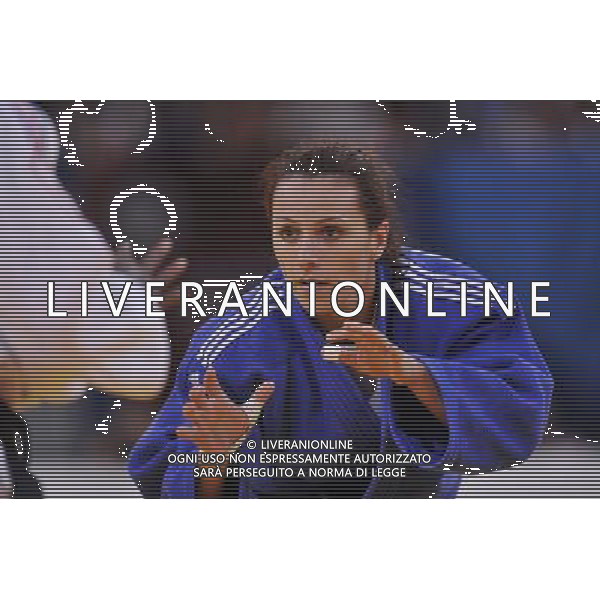 (110825) -- PARIS, Aug. 25, 2011 () -- Natalia Kuzyutina (Rus) (blue) competes with Priscillia Gneto (Fra) (white) during the women\'s 52kg Judo World Championships in Paris, France, Aug. 24, 2011. (/Laurent Zabulon)
