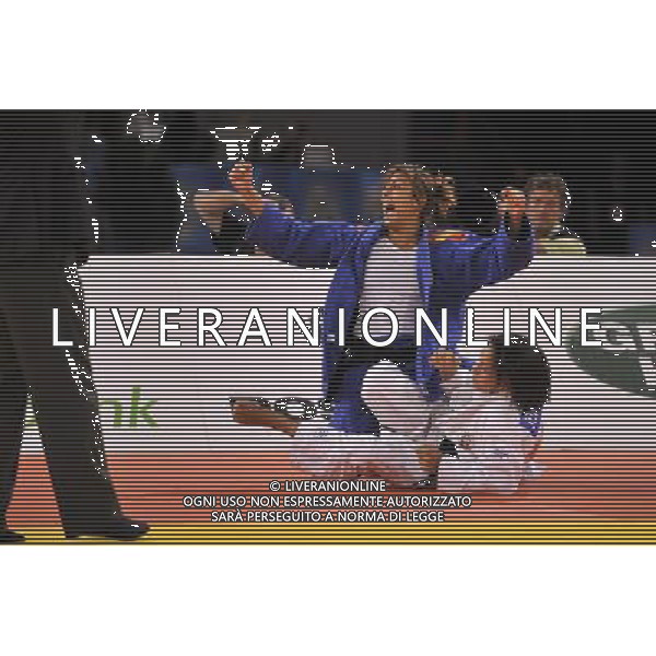 (110825) -- PARIS, Aug. 25, 2011 () -- Ana Carrascosa (Esp) (white) competes with Joana Ramos (Por) (blue) during the women\'s 52kg Judo World Championships in Paris, France, Aug. 24, 2011. (/Laurent Zabulon)