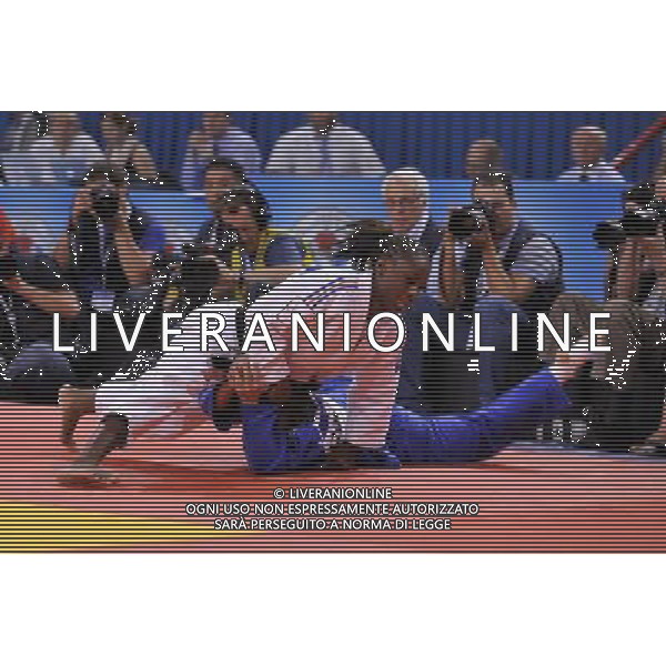 (110825) -- PARIS, Aug. 25, 2011 () -- Natalia Kuzyutina (Rus)(blue) competes with Priscillia Gneto (Fra)(white) during the women\'s 52kg Judo World Championships in Paris, France, Aug. 24, 2011. (/Laurent Zabulon)