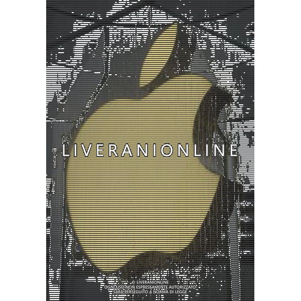SHANGHAI, Aug. 25, 2011 An Apple logo is seen in Shanghai, east China, Aug. 25, 2011. Steve Jobs has resigned as the chief executive officer (CEO) of Apple, the company said on Wednesday. (/Niu Yixin) (hdt)