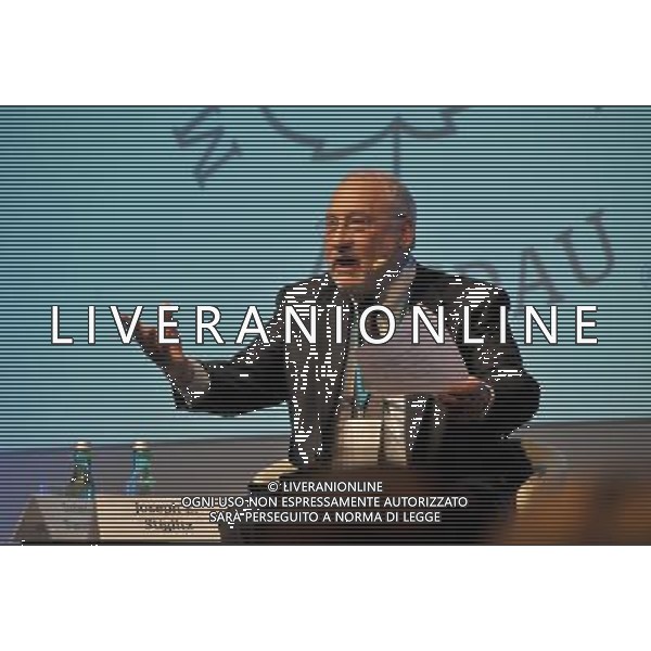 (110825) -- LINDAU, Aug. 25, 2011 () -- Joseph Stiglitz, 2001 Nobel Laureate in Economics, speaks during the 4th Lindau Nobel Laureate meeting on Economic Sciences in Lindau, Germany, Aug. 24, 2011. Economics Nobel laureates and young economists from around 65 countries and regions met at Lindau to exchange idea, discuss the state of their discipline and build international networks. (/Zheng Qihang) (djj)