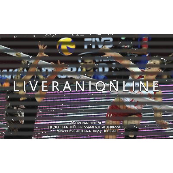 (110825) -- MACAO, Aug. 25, 2011 () -- Chinese player Xu Yunli (R) spikes the ball during the group A match against Thailand at the 2011 FIVB World Grand Prix in Macao, south China, Aug. 25, 2011. China lost 1-3. (/Lo Ping Fai)