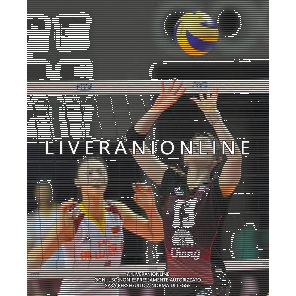 (110825) -- MACAO, Aug. 25, 2011 () -- Thai player Nootsara Tomkom (R) lifts the ball during the group A match against China at the 2011 FIVB World Grand Prix in Macao, south China, Aug. 25, 2011. Thailand won 3-1. (/Lo Ping Fai)