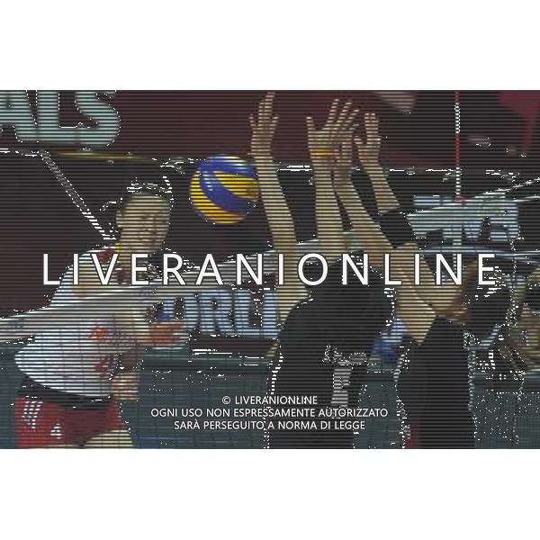 (110825) -- MACAO, Aug. 25, 2011 () -- Chinese player Hui Ruoqi (L) spikes the ball during the group A match against Thailand at 2011 FIVB World Grand Prix in Macao, south China, Aug. 25, 2011. China lost 1-3. (/Cheong Kam Ka)
