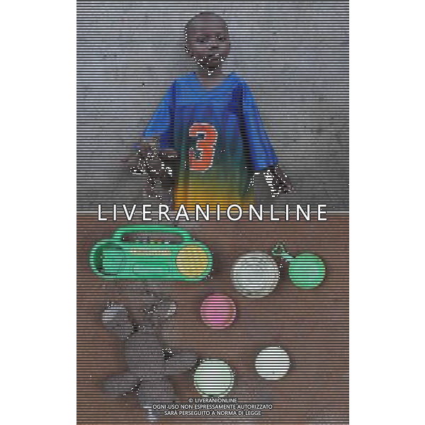 ABIDJAN (COTE D\'IVOIRE), Aug. 26, 2011 Photo taken on Aug. 16, 2011 in Abidjan, Cote d\'Ivoire, shows children living at Attiecoube slum and their toys. Top: Three year old boy Traore Moussa and his favorite toy. Bottom: All of Traore Moussa\'s toys. (/Ding Haitao) (lr)