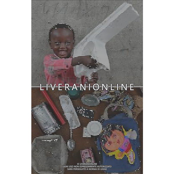 ABIDJAN (COTE D\'IVOIRE), Aug. 26, 2011 Photo taken on Aug. 16, 2011 in Abidjan, Cote d\'Ivoire, shows children living at Attiecoube slum and their toys. Top: Three year old boy Keita Monitti and his favorite toy. Bottom: All of Keita Monitti\'s toys. (/Ding Haitao) (lr)
