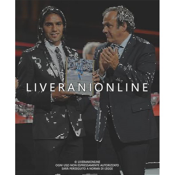 UEFA Europa League 2011/2012 Sorteggo Fase a Gironi Montecarlo - 26.08.2011 Sorteggo Fase a Gironi Nella Foto:Michel Platini premia Radamel Falcao per i 17 gol (record) in Europa League della scorsa stagione /Ph.Vitez-Ag. Aldo Liverani