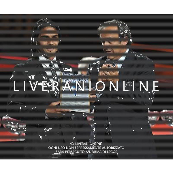 UEFA Europa League 2011/2012 Sorteggo Fase a Gironi Montecarlo - 26.08.2011 Sorteggo Fase a Gironi Nella Foto:Michel Platini premia Radamel Falcao per i 17 gol (record) in Europa League della scorsa stagione /Ph.Vitez-Ag. Aldo Liverani