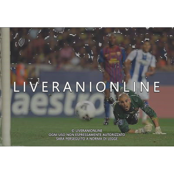 UEFA Supercoppa Europea 2011 Montecarlo - 26.08.2011 Barcellona-Porto Nella Foto:valdes osserva la palla uscire sul tiro di hulk /Ph.Vitez-Ag. Aldo Liverani