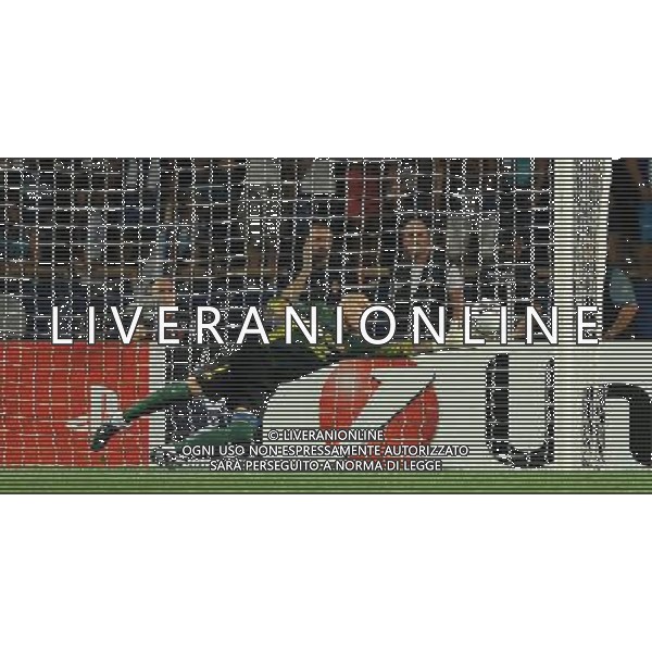 UEFA Supercoppa Europea 2011 Montecarlo - 26.08.2011 Barcellona-Porto Nella Foto:parata valdes su tiro di guarin /Ph.Vitez-Ag. Aldo Liverani