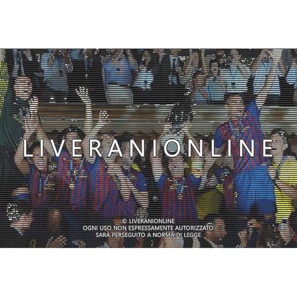 UEFA Supercoppa Europea 2011 Montecarlo - 26.08.2011 Barcellona-Porto Nella Foto:xavi alza la coppa /Ph.Vitez-Ag. Aldo Liverani