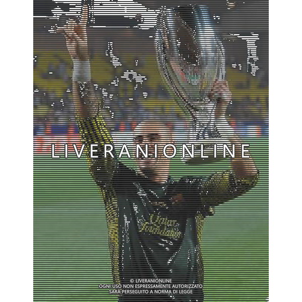 UEFA Supercoppa Europea 2011 Montecarlo - 26.08.2011 Barcellona-Porto Nella Foto:valdes esulta con la coppa /Ph.Vitez-Ag. Aldo Liverani