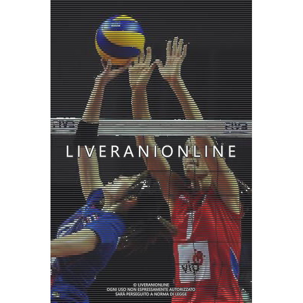 MACAO, Aug. 26, 2011 Serbian player Ana Lazarevic (R) defenses during the group A match against Thailand at 2011 FIVB World Grand Prix in Macao, south China, Aug. 26, 2011. Serbia won 3 0. (/Cheong Kam Ka)