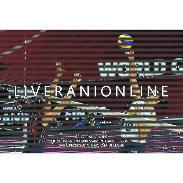 MACAO, Aug. 26, 2011 Tandara Caixeta (R) of Brazil spikes the ball during the group B match against the United States at 2011 FIVB World Grand Prix in Macao, south China, Aug. 26, 2011. Brazil won 3 1. (/Lo Ping Fai)