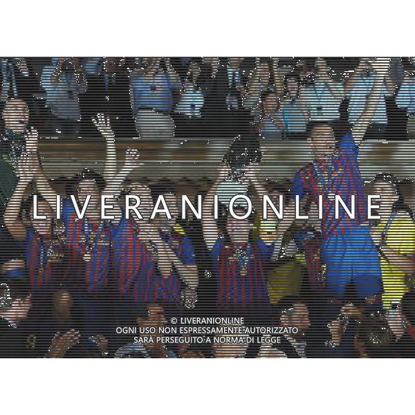 UEFA Supercoppa Europea 2011 Montecarlo - 26.08.2011 Barcellona-Porto Nella Foto:Premiazione-Xavi Hernandez alza la coppa /Ph.Vitez-Ag. Aldo Liverani