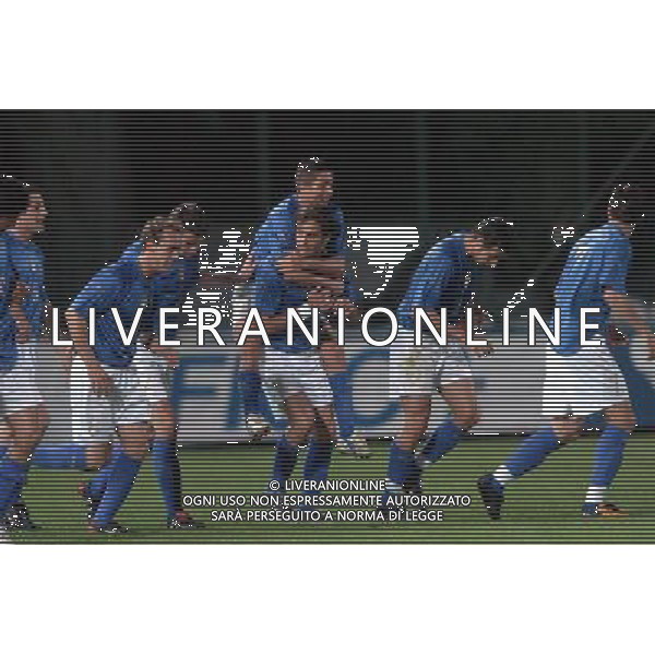 TRENTO 27/04/2004 ITALIA-SVEZIA UNDER 21 AMICHEVOLE NELLA FOTO ABBRACCI ESULTANZA DOPO IL GOL DI ALBERTO GILARDINO AGENZIA ALDO LIVERANI
