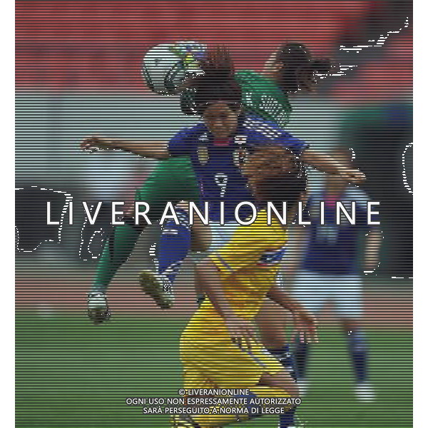 (110901) -- JINAN, Sept. 1, 2011 () -- Kawasumi Nahomi (C) of Japan competes during a qualifying match of 2012 Olympic women football tournament in Jinan, capital of Shandong province, China, Sept. 1, 2011. Japan beat Thailand 3-0. (/Fan Changguo)