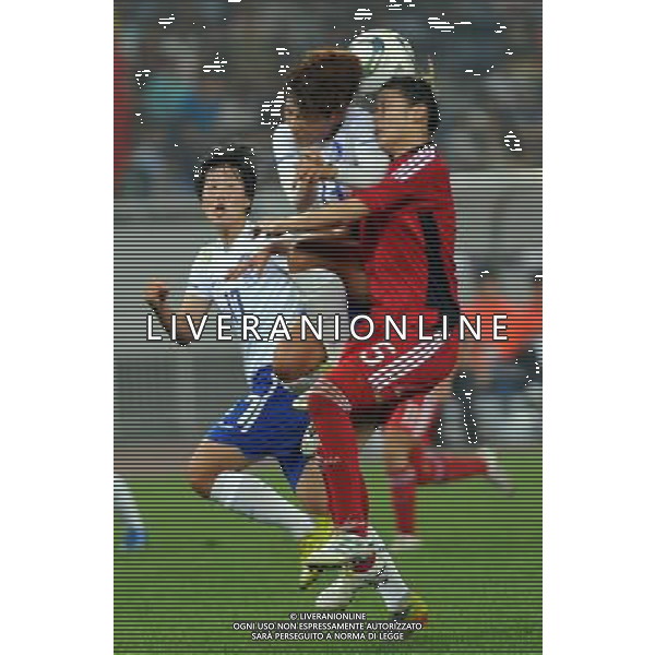 (110901) -- JINAN, Sept. 1, 2011 () -- Weng Xinzhi (R) of China competes during a qualifying match of 2012 Olympic women football tournament in Jinan, capital of east China\'s Shandong Province, Sept. 1, 2011. China and South Korea played a draw 0-0. (/Zhu Zheng)