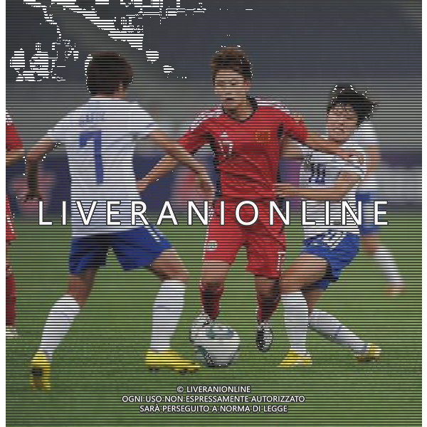 (110901) -- JINAN, Sept. 1, 2011 () -- Pang Fengyue (C) of China competes during a qualifying match of 2012 Olympic women football tournament in Jinan, capital of east China\'s Shandong Province, Sept. 1, 2011. China and South Korea played a draw 0-0. (/Fan Changguo)