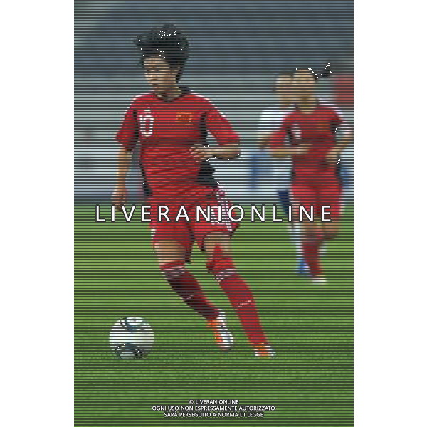 (110901) -- JINAN, Sept. 1, 2011 () -- Han Duan (L) of China competes during a qualifying match of 2012 Olympic women football tournament in Jinan, capital of east China\'s Shandong Province, Sept. 1, 2011. China and South Korea played a draw 0-0. (/Zhu Zheng)