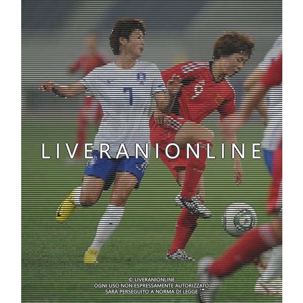 (110901) -- JINAN, Sept. 1, 2011 () -- Xu Yuan (R) of China competes during a qualifying match of 2012 Olympic women football tournament in Jinan, capital of east China\'s Shandong Province, Sept. 1, 2011. China and South Korea played a draw 0-0. (/Fan Changguo)