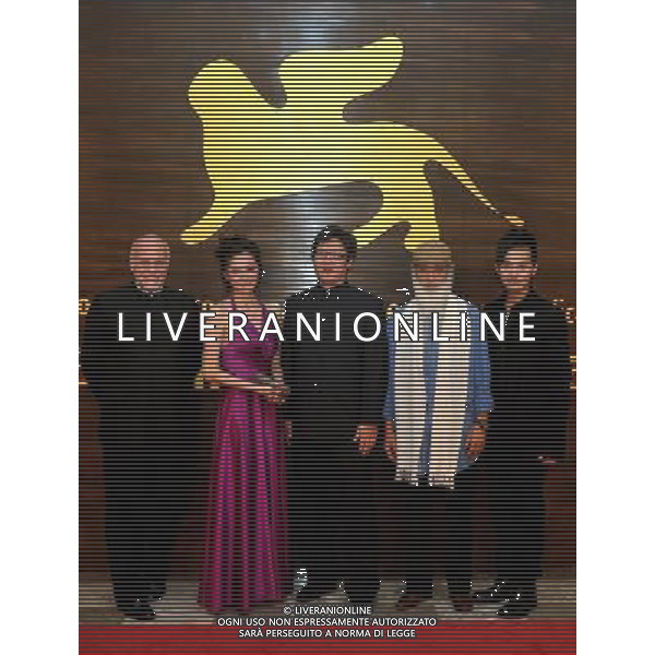 (110906) -- VENICE, Sept. 6, 2011 () -- Chinese director Xu Haofeng (C) and cast members have a photo taken with Marco Muller (1st L), president of the 68th Venice Film Festival, before the premiere of the film \'The Sword Identity\' at the 68th Venice Film Festival in Venice, Italy, Sept. 6, 2011. (/Wang Qingqin)