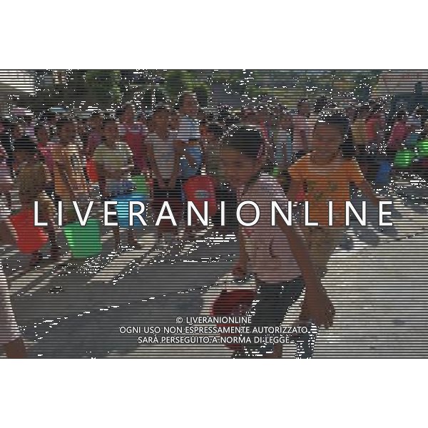 (110908) -- TIANLIN, Sept. 8, 2011 () -- Students of Jiuzhou Township Elementary School get drinking water with barrels in Tianlin County, south China\'s Guangxi Zhuang Autonomous Region, Sept. 7, 2011. A total of 190,000 mu (about 12,667 hectares) of crops here have been affected by a serious drought, with 25,000 mu (about 1,667 hectares) totally fruitless. The drought has affected several counties as the average precipitation from July 1 to the end of August has fallen by 50 percent year on year to 228 millimeters, the least since 1951. (/Zhou Hua) (lfj)