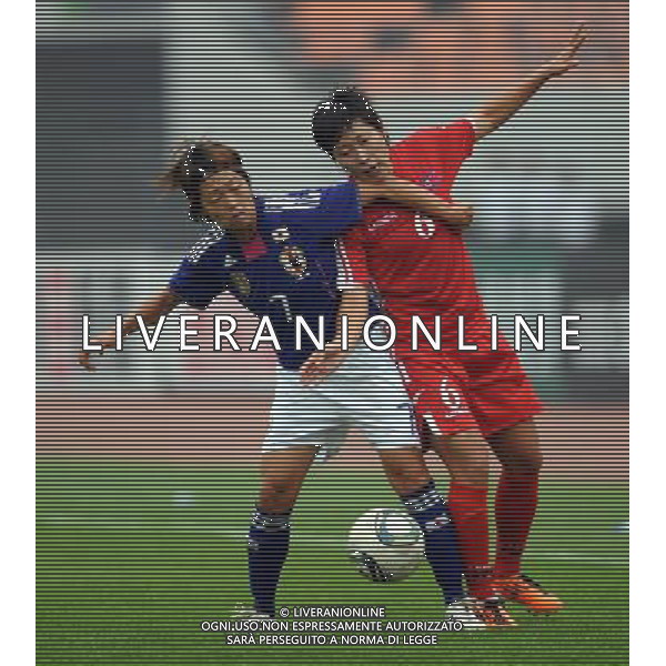 JINAN, Sept. 8, 2011 Japan\'s Ando Kozue (L) vies with the Democratic People\'s Republic of Korea (DPRK)\'s Yun Song Mi during their match at the Asian women\'s football qualifier for the 2012 London Olympics in Jinan, east China\'s Shandong Province, Sept. 8, 2011. The match ended in a 1 1 draw. (/Fan Changguo)(dx)