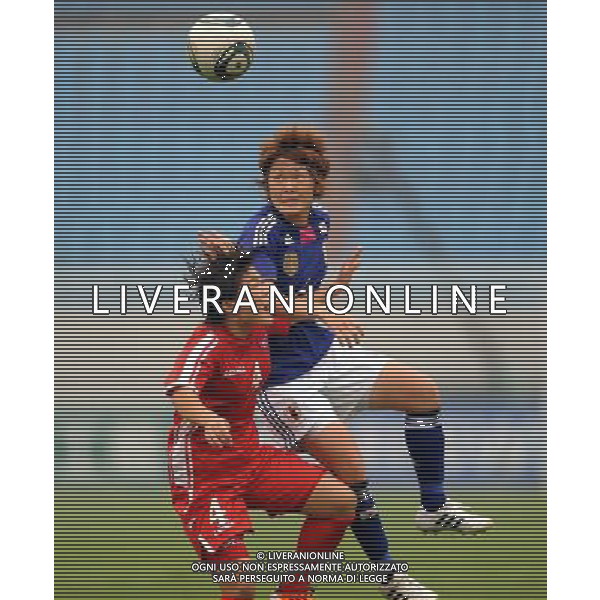 JINAN, Sept. 8, 2011 Japan\'s Sakaguchi Mizuho (R) vies with the Democratic People\'s Republic of Korea (DPRK)\'s Kim Jo Ran during their match at the Asian women\'s football qualifier for the 2012 London Olympics in Jinan, east China\'s Shandong Province, Sept. 8, 2011. The match ended in a 1 1 draw. (/Fan Changguo)(dx)