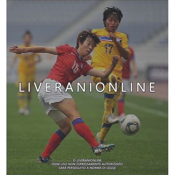 JINAN, Sept. 8, 2011 South Korea\'s Kim Hye Ri (L) vies for the ball during the match against Thailand at the Asian women\'s football qualifier for the 2012 London Olympics in Jinan, east China\'s Shandong Province, Sept. 8, 2011. South Korea won the match 3 0. (/Xu Suhui)(dx)