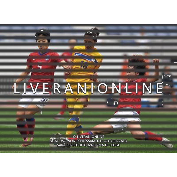 JINAN, Sept. 8, 2011 South Korea\'s Lim Seon Joo (R) and Kim Do Yeon (L) defend Thailand\'s Dangda Taneekarn during their match at the Asian women\'s football qualifier for the 2012 London Olympics in Jinan, east China\'s Shandong Province, Sept. 8, 2011. South Korea won the match 3 0. (/Xu Suhui)(dx)