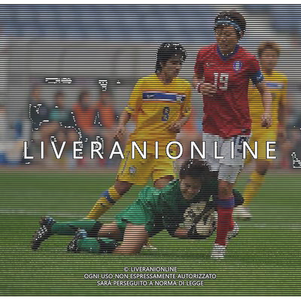 JINAN, Sept. 8, 2011 South Korea\'s Cha Yun Hee (R) vies for theball during the match against Thailand at the Asian women\'s football qualifier for the 2012 London Olympics in Jinan, east China\'s Shandong Province, Sept. 8, 2011. South Korea won the match 3 0. (/Xu Suhui)(dx)
