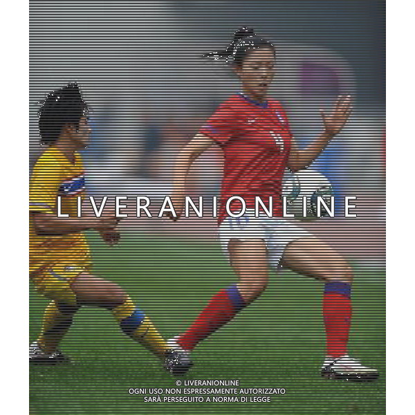 JINAN, Sept. 8, 2011 South Korea\'s Shim Seo Yeon (R) controls the ball during the match against Thailand at the Asian women\'s football qualifier for the 2012 London Olympics in Jinan, east China\'s Shandong Province, Sept. 8, 2011. South Korea won the match 3 0. (/Li Ziheng)(dx)