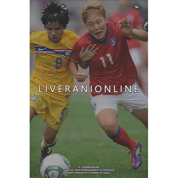 JINAN, Sept. 8, 2011 South Korea\'s Jung Hae In (R) vies with Thailand\'s Warunee Phetwiset during their match at the Asian women\'s football qualifier for the 2012 London Olympics in Jinan, east China\'s Shandong Province, Sept. 8, 2011. South Korea won the match 3 0. (/Li Ziheng)(dx)