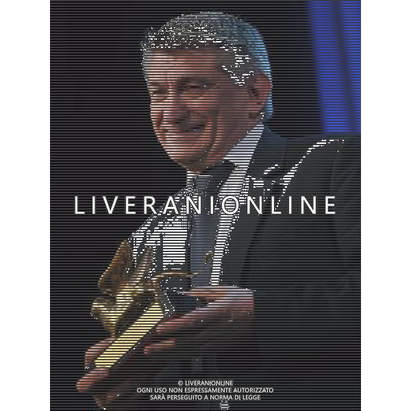 (110910) -- VENICE, Sept. 10, 2011 () -- Russian director Alexander Sokurov receives the award of the Golden Lion for the Best film for his film \'Faust\' at the awarding ceremony of the 68th Venice Film Festival in Venice, Italy, Sept. 10, 2011. (/Wang Qingqin) (wjd)