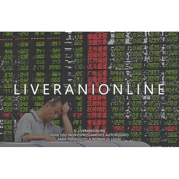 (110913) FUYANG, Sept. 13, 2011 () An investor checks stock movements on a computer screen at a brokerage house in Fuyang, east China\'s Anhui Province, Sept. 13, 2011. Chinese stocks shed more than one percent on Tuesday on speculation that the government may continue its tightening measures after last month\'s imports rose to a record high and new bank lending increased. The benchmark Shanghai Composite Index fell 1.06 percent, or 26.45 points, to end at 2,471.31. The Shenzhen Component Index dropped 1.08 percent, or 117.09 points, to finish at 10,775.3. () (ljh)
