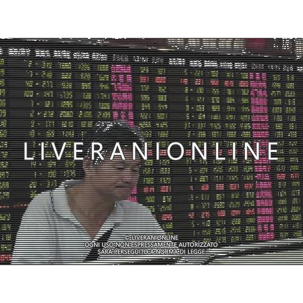 (110913) HANGZHOU, Sept. 13, 2011 () An investor checks stock movements on a computer screen at a brokerage house in Hangzhou, east China\'s Zhejiang Province, Sept. 13, 2011. Chinese stocks shed more than one percent on Tuesday on speculation that the government may continue its tightening measures after last month\'s imports rose to a record high and new bank lending increased. The benchmark Shanghai Composite Index fell 1.06 percent, or 26.45 points, to end at 2,471.31. The Shenzhen Component Index dropped 1.08 percent, or 117.09 points, to finish at 10,775.3. () (ljh)