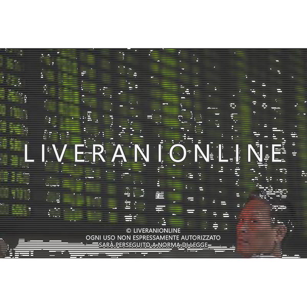 (110913) NANJING, Sept. 13, 2011 () An investor sits in front of an electronic board that displays stock prices at a brokerage house in Nanjing, east China\'s Jiangsu Province, Sept. 13, 2011. Chinese stocks shed more than one percent on Tuesday on speculation that the government may continue its tightening measures after last month\'s imports rose to a record high and new bank lending increased. The benchmark Shanghai Composite Index fell 1.06 percent, or 26.45 points, to end at 2,471.31. The Shenzhen Component Index dropped 1.08 percent, or 117.09 points, to finish at 10,775.3. () (ljh)