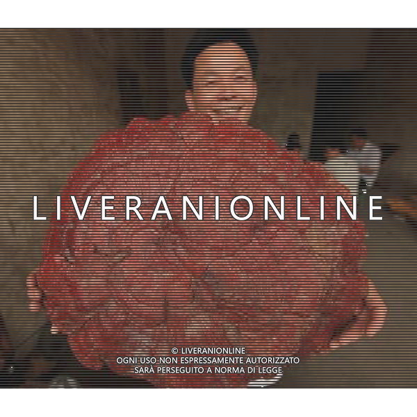 (110914) -- LIUZHOU, Sept. 14, 2011 () -- A villager presents a giant wild lucid ganoderma in Chang\'an Town of Rong\'an County, southwest China\'s Guangxi Zhuang Autonomous Region, Sept. 13, 2011. The lucid ganoderma measures 56 centimeters in diameter and weighs 2.2 kilograms. (/Tan Kaixing) (zmj)