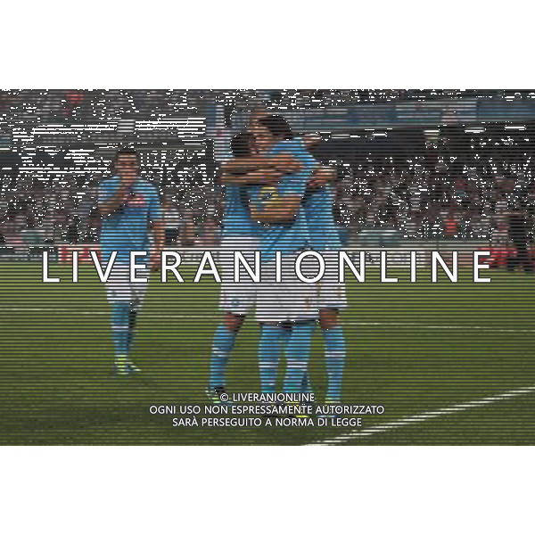 NAPOLI - VILLAREAL CHAMPIONS LEAGUE 27/09/2011 NELLA FOTO: ABBRACCI ESULTANZA DOPO IL GOL SU RIGORE DI EDINSON CAVANI ©MOSCA/AGENZIA ALDO LIVERANI SAS