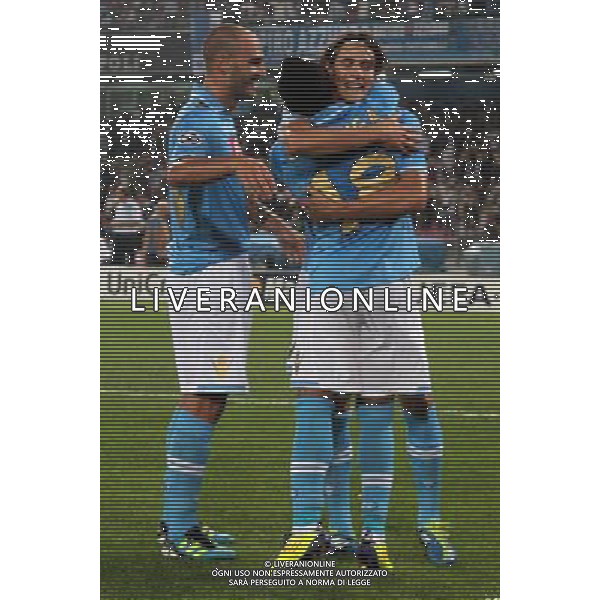 NAPOLI - VILLAREAL CHAMPIONS LEAGUE 27/09/2011 NELLA FOTO: ABBRACCI ESULTANZA DOPO IL GOL SU RIGORE DI EDINSON CAVANI ©MOSCA/AGENZIA ALDO LIVERANI SAS