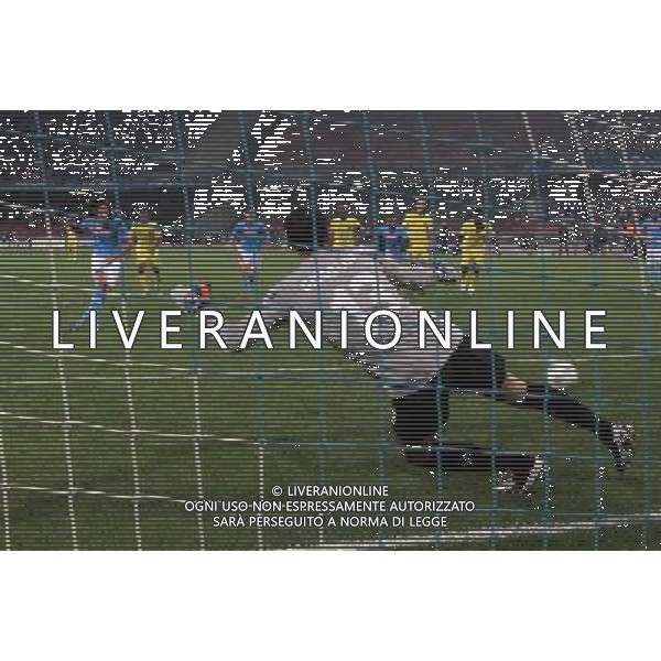 NAPOLI - VILLAREAL CHAMPIONS LEAGUE 27/09/2011 NELLA FOTO: IL GOL SU RIGORE DI EDINSON CAVANI ©MOSCA/AGENZIA ALDO LIVERANI SAS