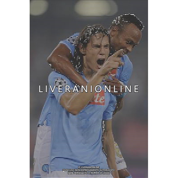 Napoli - 27/09/2011 - Stadio San Paolo - Uefa Champions League 2011/2012 - Fase a gironi (Gruppo A) - Napoli vs Villareal - nella foto: edinson cavani esulta con zuniga Œ© Fabrizio Corradetti - Ag. Aldo Liverani sas
