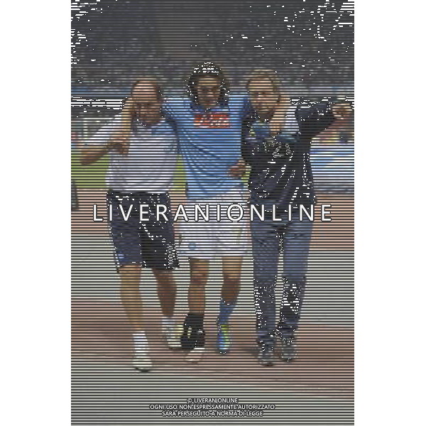 Napoli - 27/09/2011 - Stadio San Paolo - Uefa Champions League 2011/2012 - Fase a gironi (Gruppo A) - Napoli vs Villareal - nella foto: edinson Cavani esce infortunato dal campo Œ© Fabrizio Corradetti - Ag. Aldo Liverani sas