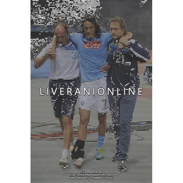 Napoli - 27/09/2011 - Stadio San Paolo - Uefa Champions League 2011/2012 - Fase a gironi (Gruppo A) - Napoli vs Villareal - nella foto: edinson Cavani esce infortunato dal campo Œ© Fabrizio Corradetti - Ag. Aldo Liverani sas
