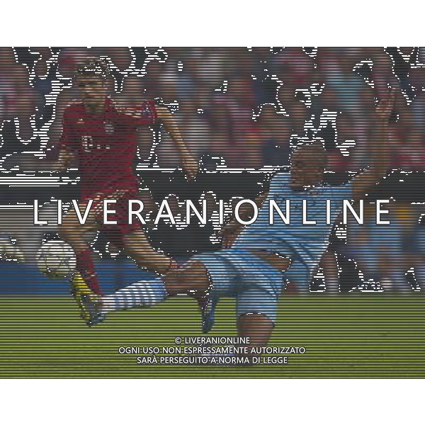 firo 27.09.2011 FuÃŸball,Fussball, International, UEFA Champions League Bayern MÃ¼nchen - Manchester City 2:0 Zweikampf Vincent Kompany of Manchester City clears the ball away from Thomas Muller , MÃ¼ller of Bayern Munich $worldrightsEs gelten unsere AGB, einsehbar auf www.firosportphoto.de Â§ONLY FOR USE IN G E R M A N Y !!!!! backpages, copyright by firo sportphoto: Pfefferackerstr. 2aÂ  45894 G e l s e n k i r c h e n www.firosportphoto.de mail@firosportphoto.de (V o l k s b a n k B o c h u m - W i t t e n ) BLZ.: 430 601 29 Kt. Nr.: 341 117 100 Tel:Â  0209 - 9304402 Fax:Â  0209 - 9304443 AG ALDO LIVERANI S A S ONLY ITALY
