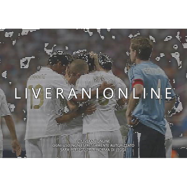 madrid (27/09/2011).- Estadio Santiago Bernabeu. UEFA Champion League, Match 2 Real Madrid- AFC Ajax. Raphael Varane, Karim Benzema, Ozil, Kaka y Khedira celebran un gol en presencia de Jan Vertonghen. © Alex Cid-Fuentes / ALFAQUI AG ALDO LIVERANI ONLY ITALY