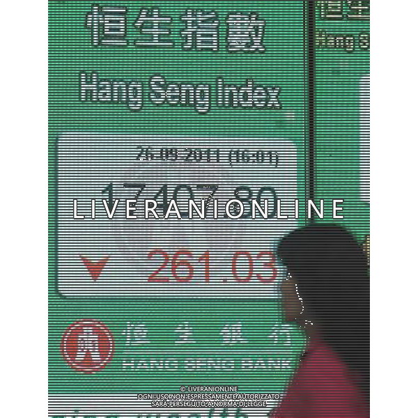 HONG KONG, Sept. 26, 2011 A pedestrian walks past an electronic panel showing the Hang Seng Index in Hong Kong, south China, Sept. 26, 2011. Hong Kong\'s Hang Seng Index dropped by 261.03 points, or 1.48 percent, to end at 17407.80 points on Monday. (/Wong Pun Keung) (lj)(hdt) / Hong Kong, Cina , pedoni passano davanti un pannello elettronico che mostra l\'indice Hang Seng di Hong Kong - AG. ALDO LIVERANI SAS- ITALY ONLY *** Local Caption *** .