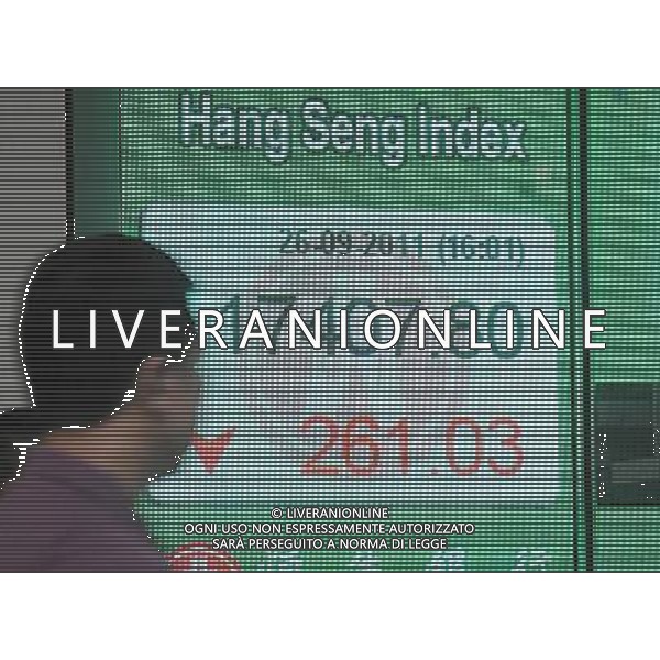 HONG KONG, Sept. 26, 2011 A pedestrian walks past an electronic panel showing the Hang Seng Index in Hong Kong, south China, Sept. 26, 2011. Hong Kong\'s Hang Seng Index dropped by 261.03 points, or 1.48 percent, to end at 17407.80 points on Monday. (/Wong Pun Keung) (lj)(hdt) / Hong Kong, Cina , pedoni passano davanti un pannello elettronico che mostra l\'indice Hang Seng di Hong Kong - AG. ALDO LIVERANI SAS- ITALY ONLY *** Local Caption *** .
