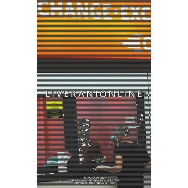 (110924) -- RIO DE JANEIRO, Sept. 24, 2011 () -- A man exchanges dollars at a foreign exchange office in Rio de Janeiro, Brazil, Sept. 24, 2011. US Dollar appreciated on Friday by 1.91 percent against Brazilian Real, the lowest since September 2009. US Dollar has appreciated more than 18 percent against Brazilian Real since September, triggering panic buying of dollars. (/Weng Xinyang) (djj) / Rio de Janeiro, Brasile , ufficio di cambio - AG. ALDO LIVERANI SAS- ITALY ONLY *** Local Caption *** .